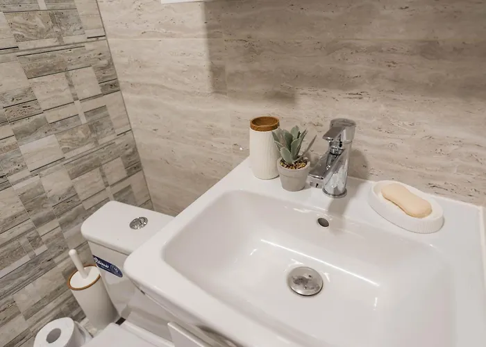 Cozy With Free Parking Daire